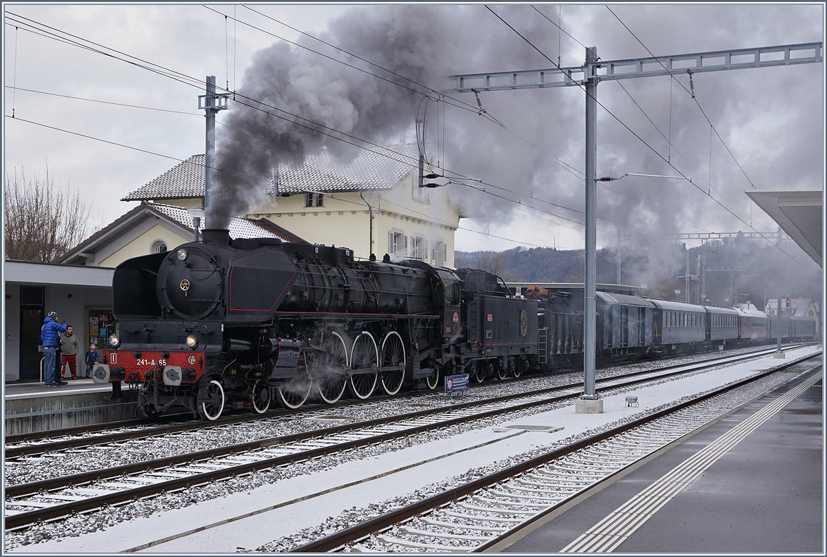 Die mächtige und zugleich doch elegante SNCF 241 R 65 auf dem Weg nach Konstanz kurz vor der Abfahrt in Koblenz. 

9. Dez. 2017 