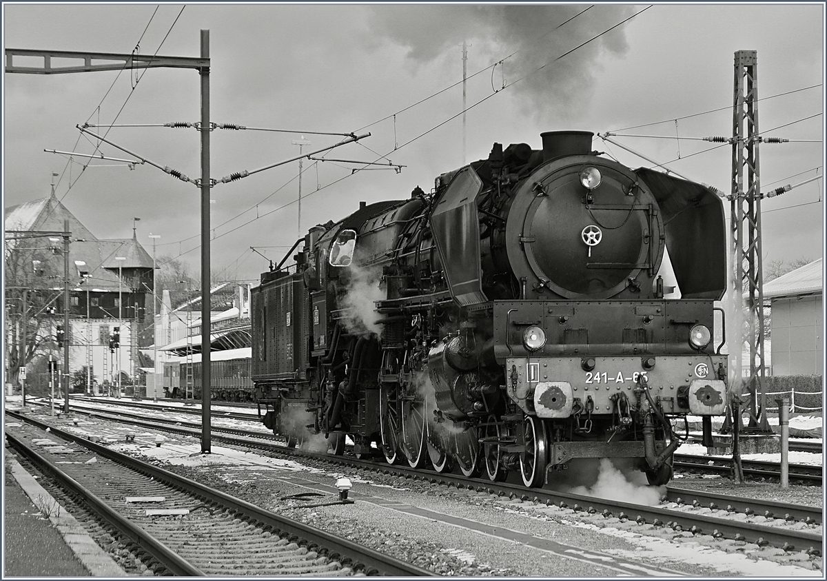 Die mächtige und zugleich formschöne SNCF 241-A-65 auf einer Rangierfahrt in Konstanz.
9. Dez. 2017
