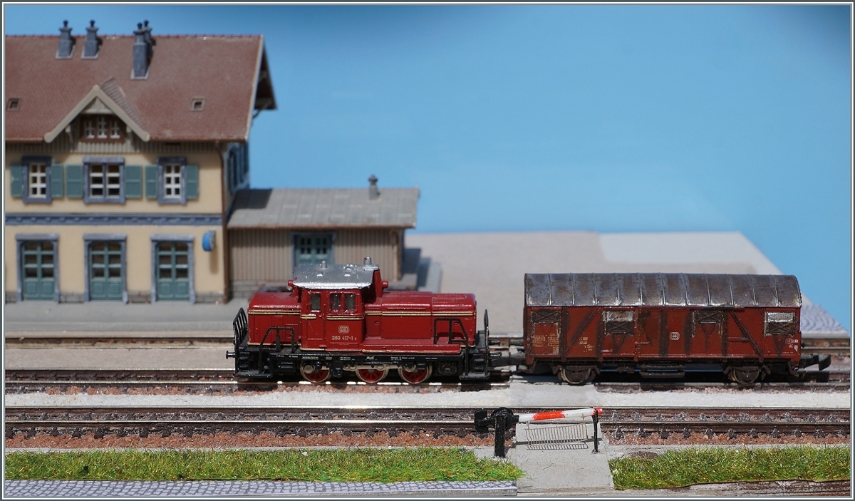 Die märklin mini club DB 260 417-1 rangiert auf meinem Diorama  Güglingen  den DB Gbrs 21 80 155 5 154-7. Doch das eigentliche Motiv ist die Barriere im Vordergrund des Bildes.

22. Mai 2021