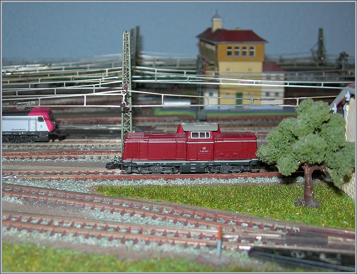 Die Märklin mini-club Spur Z DB  V 100 2027 wartet auf einem Lokabstellgleis auf ihren nächsten Einsatz.

28. Jan. 2020
