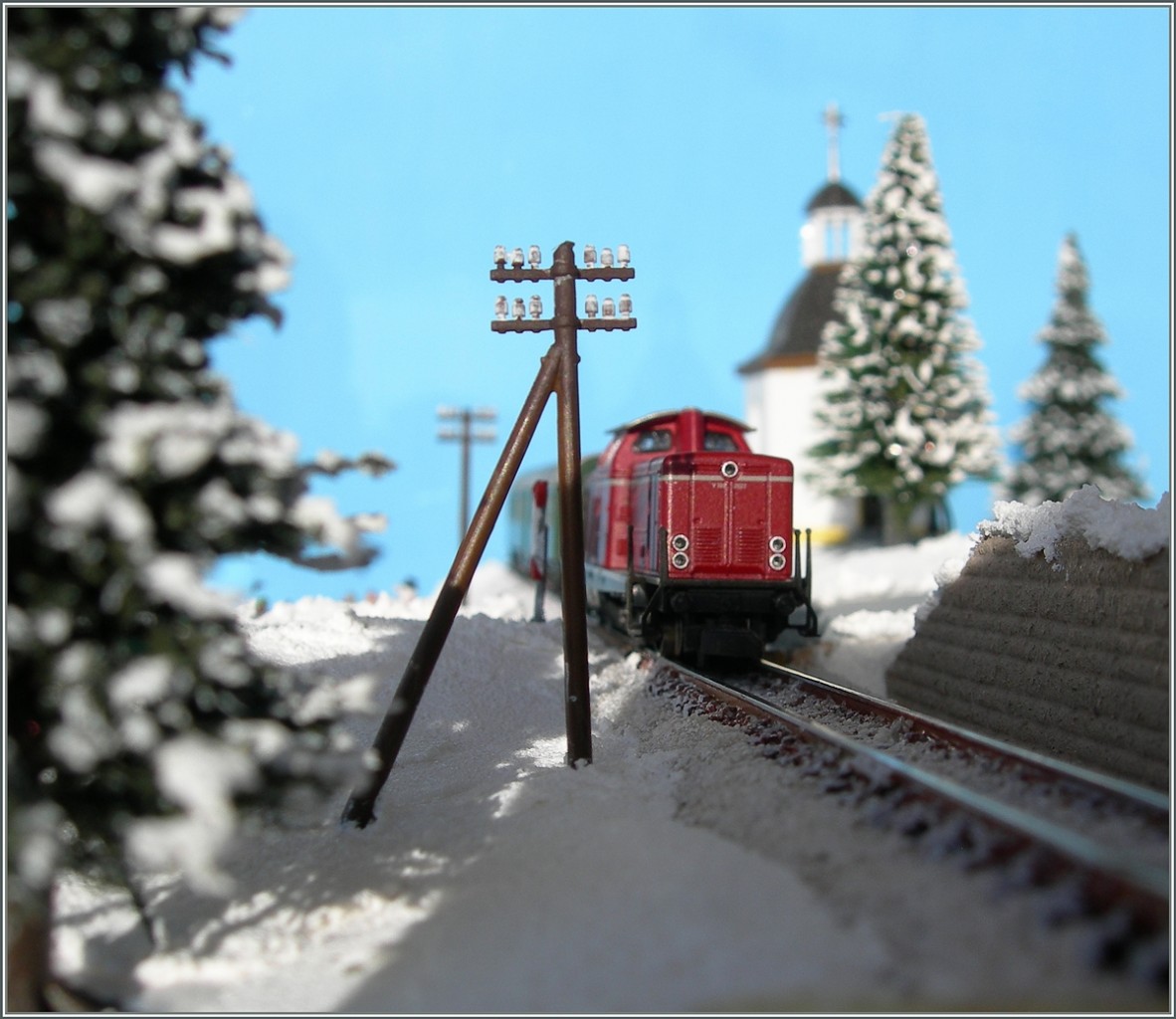 Die Märklin mini club Z Spur V 100 2027 hat die  Gute Nacht Stille Nacht - Kapelle hinter sich gelassen und erreicht nun den schattigen Winterwald.
24. Dez. 2014  