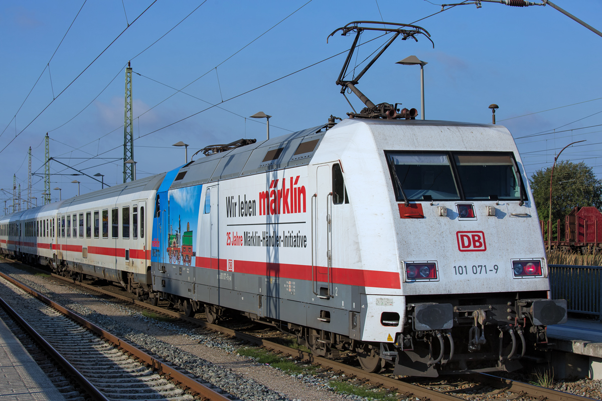 Die Märklin-Werbelok (101 071) der DB am Schluss des IC 2356 nach Frankfurt (M) in Bergen auf Rügen. -  18.09.2015