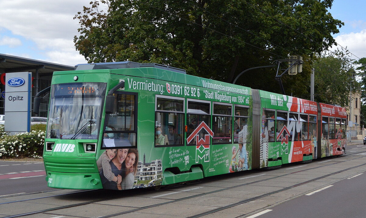 Die Magdeburger Verkehrsbetriebe mit dieser mit mit Ganzwerbung versehenen TRAM vom Typ NGT8D ((Firmen-Nr.1312) am 27.07.22 Magdeburg-Neustadt.