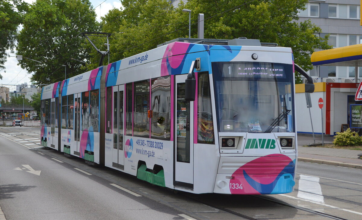 Die Magdeburger Verkehrsbetriebe mit dieser mit Ganzwerbung versehenen TRAM vom Typ NGT8D ((Firmen-Nr.1334) als Linie 1 am 27.07.22 Magdeburg-Neustadt.