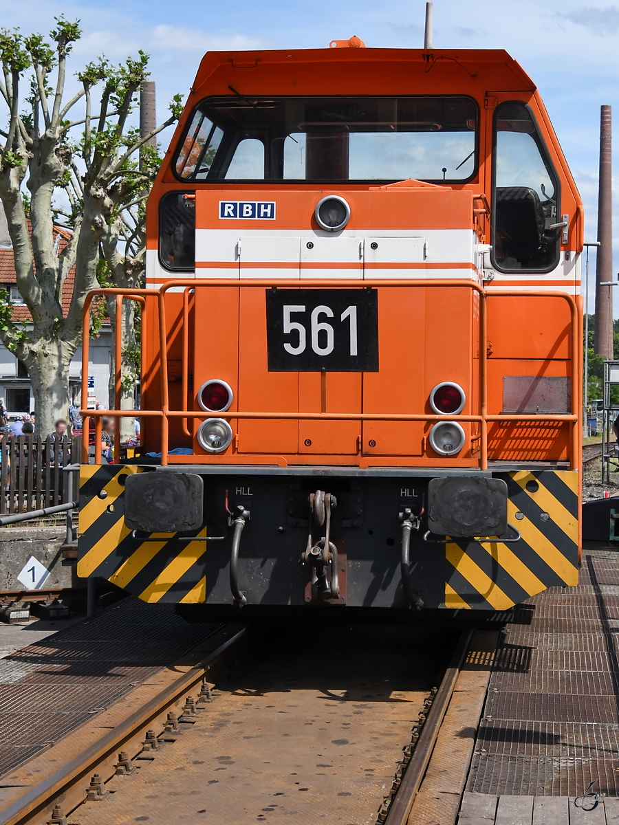 Die MAK-Diesellokomotive DE 502  561  wird auf der Drehscheibe präsentiert. (Eisenbahnmuseum Bochum, Juni 2019)