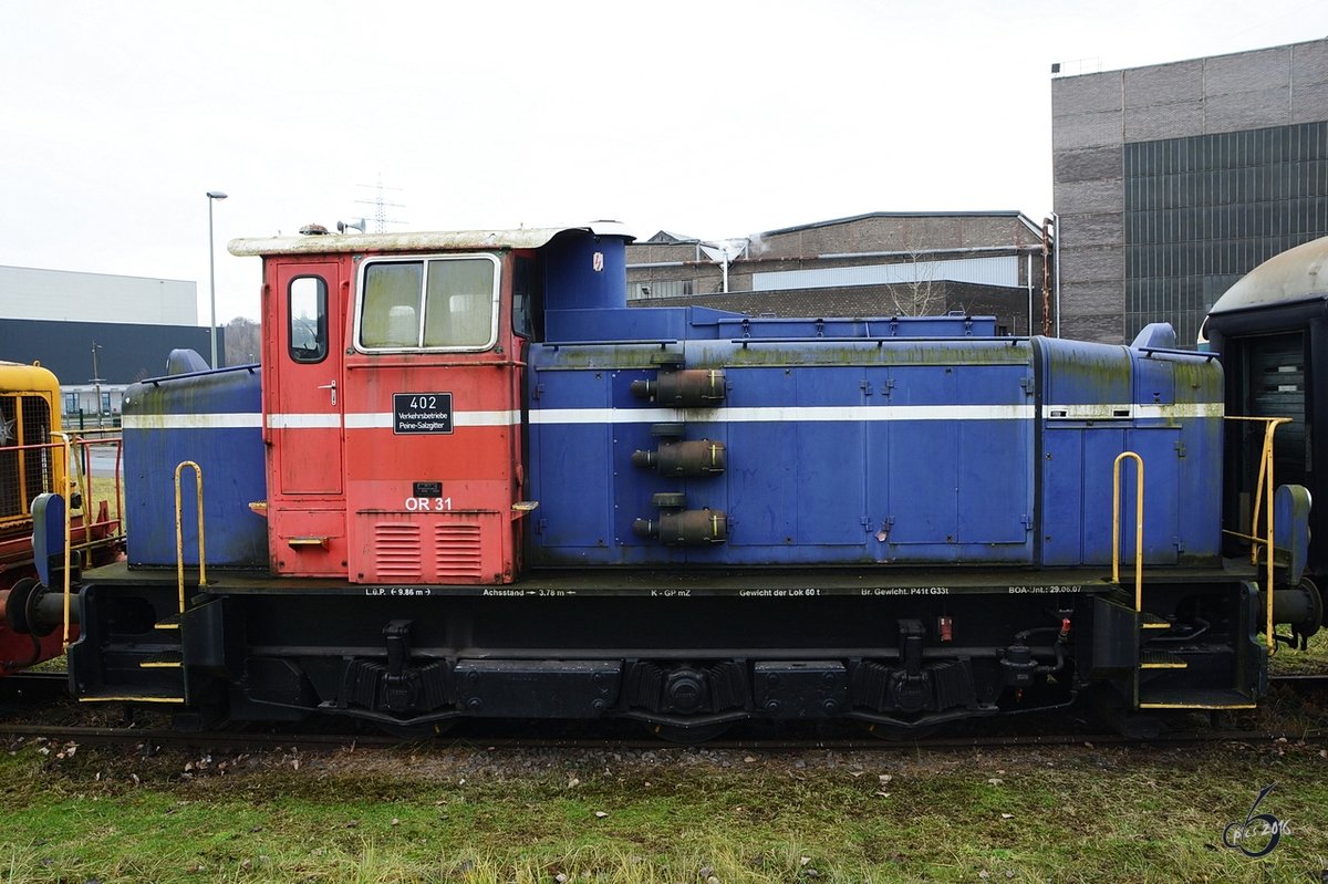 Die MaK G 500 C der Verkehrsbetriebe Peine-Salzgitter ist abgestellt im Industriegebiet von Hattingen. (Dezember 2016)