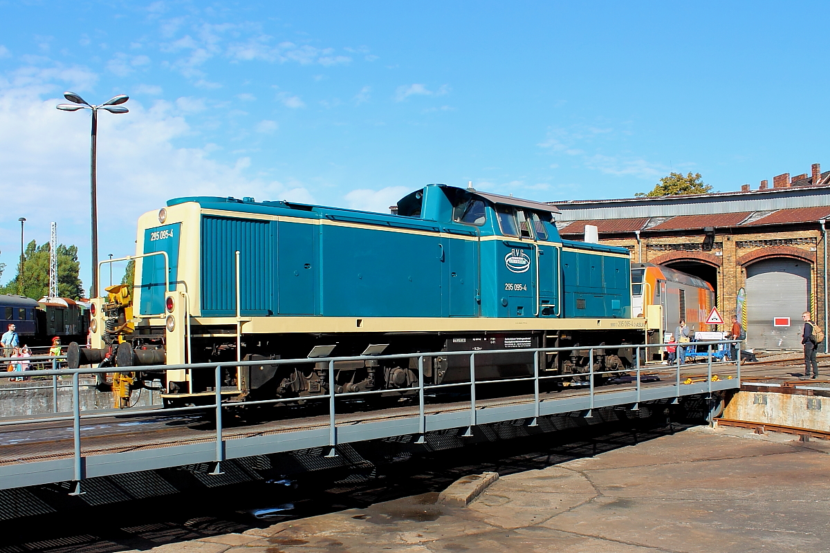 Die Mak V90 der Ascherslebener Verkehrsgesellschaft am 19.09.2015 zu Gast beim 12. Eisenbahnfest Berlin Schönweide.
NVR-Nr.: 98 80 3295 095-4 D-ASLVG
Hersteller Baujahr/Fabriknummer: MaK 1978/ 1000768
