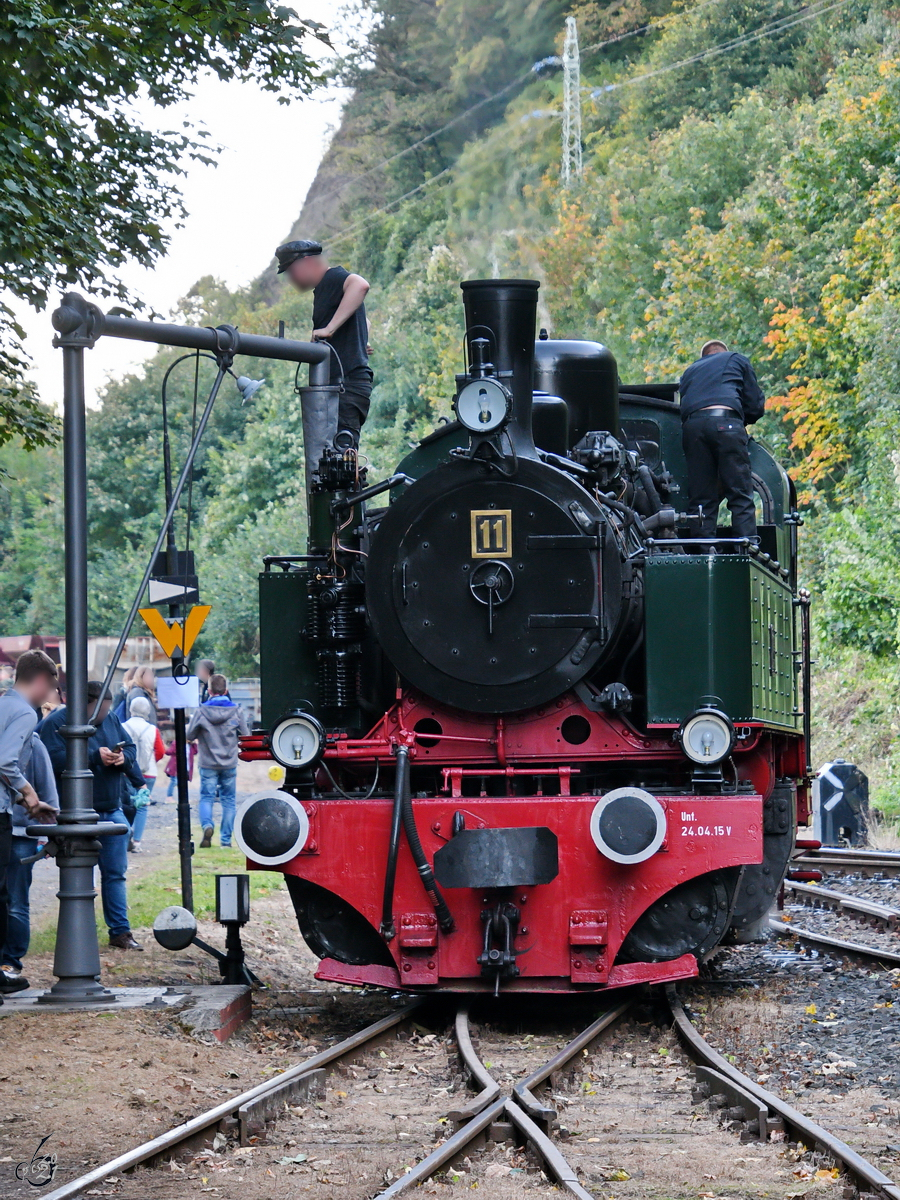 Die Mallet-Lokomotive 11SM beim Wasser fassen. (Brohl-Lützing, Oktober 2021)