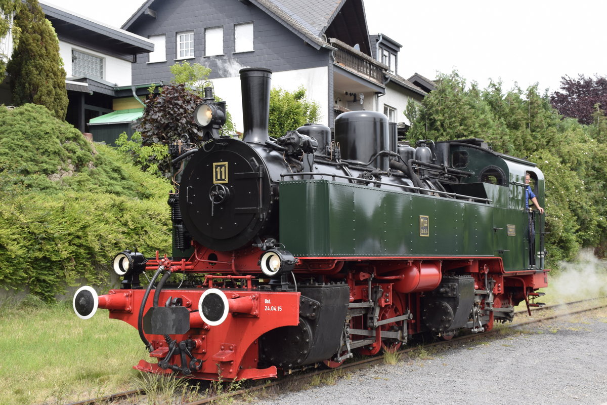 Die Malletlok 11sm der Brohltalbahn hat den Zug von Brohl nach Oberzissen gezogen und wartet auf die Abfahrt des Dieselzuges nach Engeln, um am 9. Juni 2019 nach Brohl zurückzukehren.