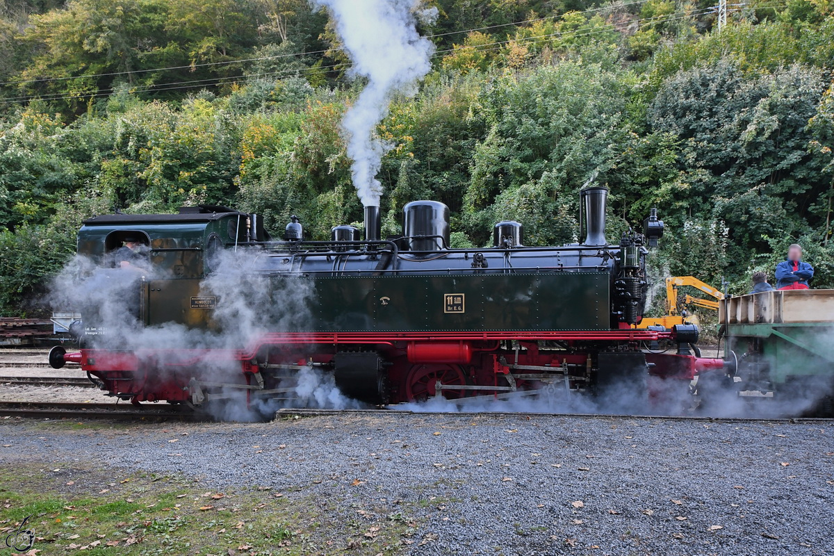 Die Malletlokomotive 11SM ist gerade mit einem Personenzug in Brohl-Lützing angekommen. (Oktober 2021)