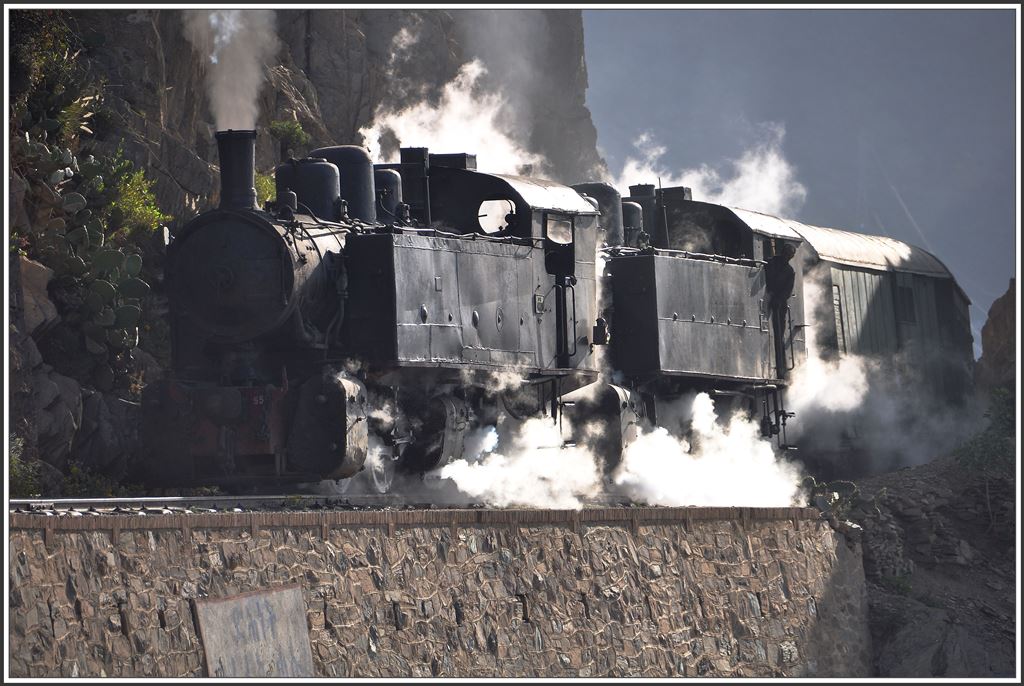 Die Malletloks 442.55 und 4425.59 mühen sich die Steigung hinauf bei Arbaroba. (10.12.2014)