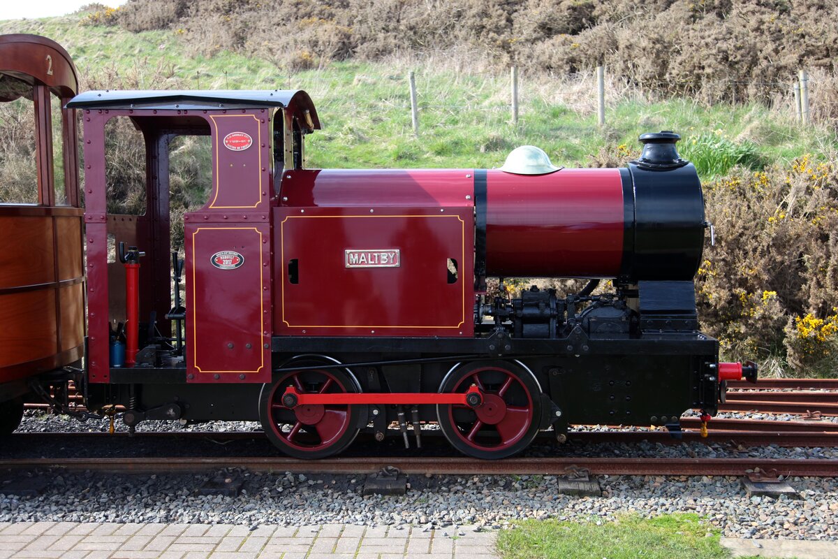 Die MALTBY in der Station Sea Lions Rocks am 28.04.2018, optisch eine Dampflok, im realen Dasein aber eine Diesellok. Auf den beiden Firmenschildern steht: E. E. Baguley Ltd. Burton on Trent No 3232 - 1947 und North Bay Railway Scarbirough Rebuilt 2017. 