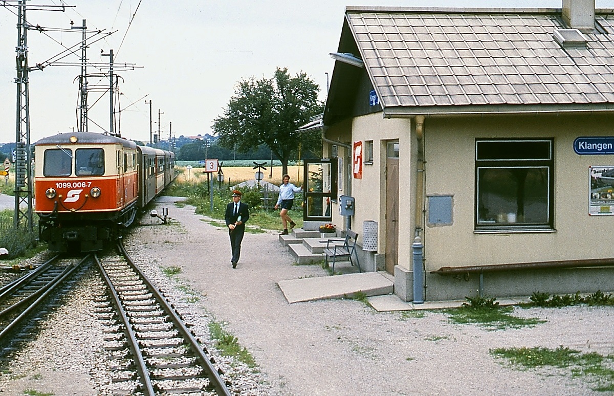 Die Mariazellerbahn im Juni 1991: Auf der Fahrt von St. Pölten nach Mariazell trifft 1099.006-7 in Klangen ein