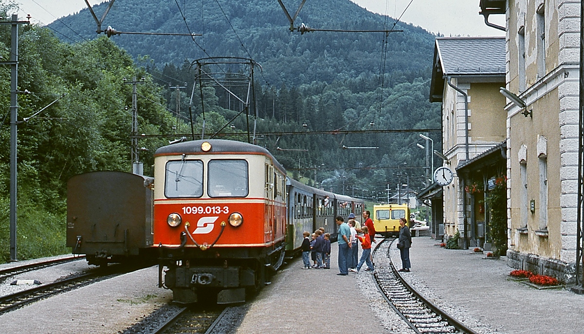 Die Mariazellerbahn im Juni 1991: Die 1099.013-3 ist mit einem Zug aus Mariazell im Bahnhof Laubenbachmühle angekommen