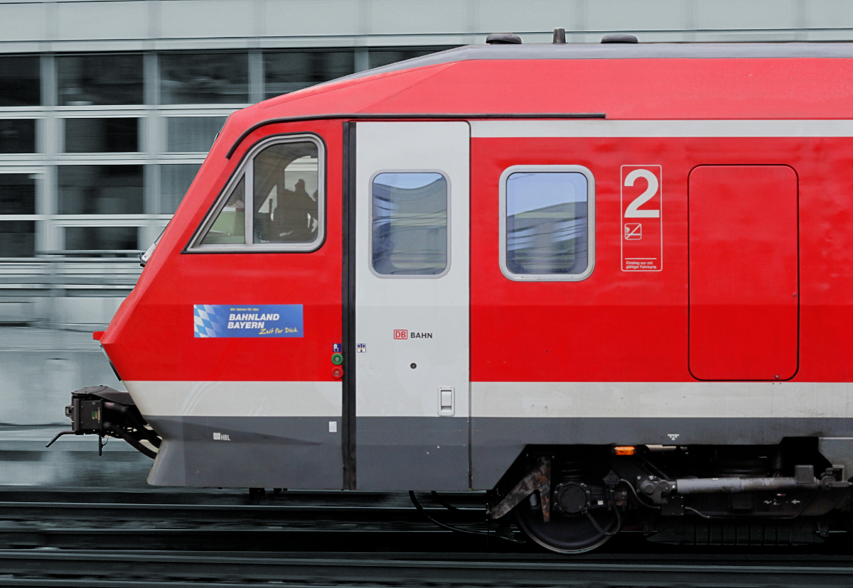 Die markante Kopfform eines Triebzuges der Baureihe 610. Aufgenommen am 30.05.2013 in Regensburg Hbf.