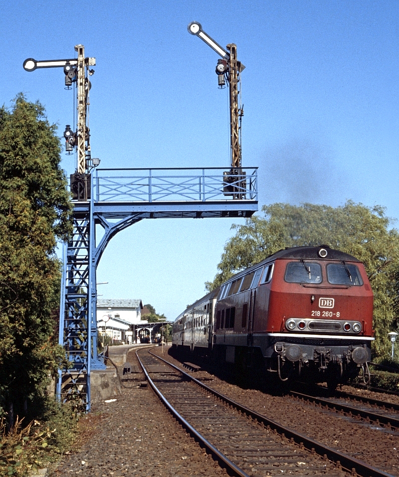 Die markante Signalbrcke von Pln mit Eilzug nach Kiel (11.8.1983)