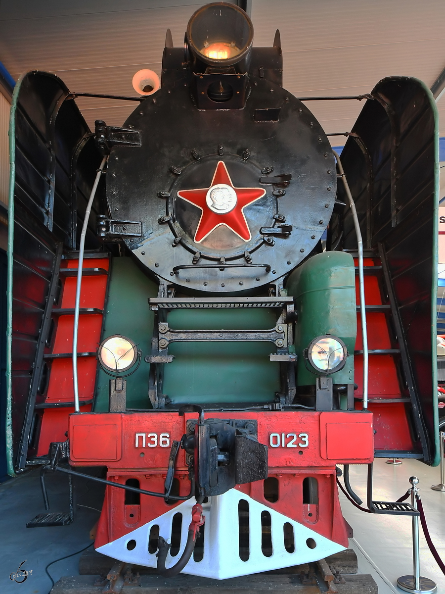 Die massive Front der Breitspur-Dampflokomotive P36-0123 im Oldtimermuseum Prora. (April 2019)