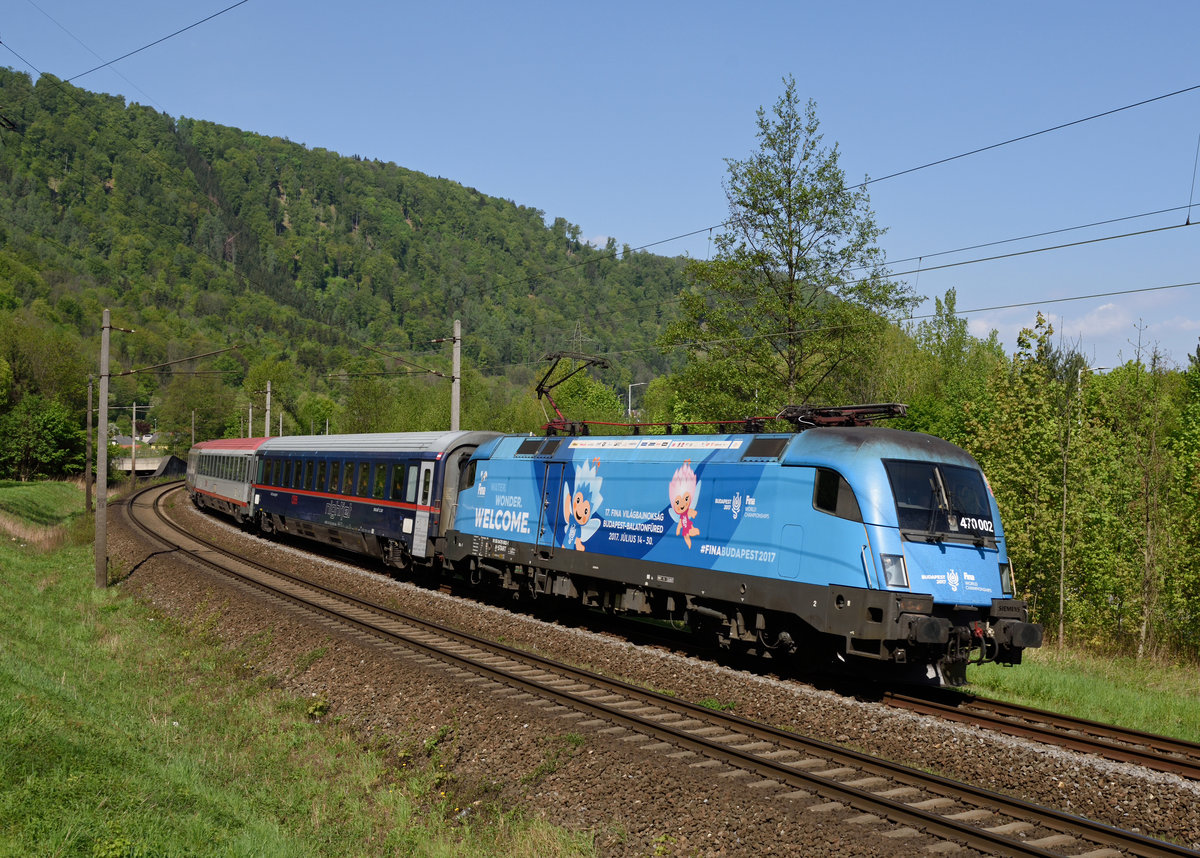 Die MAV 470 002 war am 01. Mai 2020 mit dem EC 151  Emona  von Wien Hauptbahnhof nach Graz unterwegs, coronabedingt wurde der Zug nur bis Graz geführt, und von mir in Graz Raach am Fuße des Jungfernsprungs fotografiert.