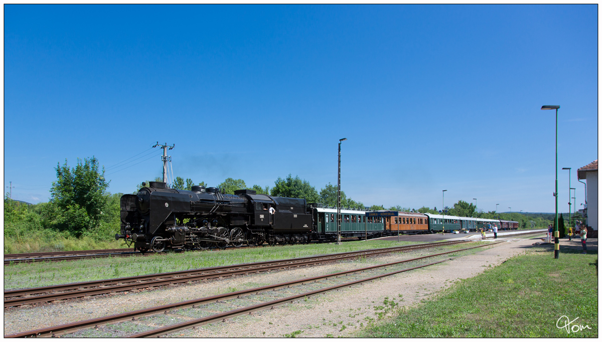 Die MAV Dampflok 424 247 fährt mit einem Sonderzug von Budapest, vorbei am Plattensee (Balaton) nach Tapolca.
Bf. Bf Zánka-Köveskál  29.06.2019