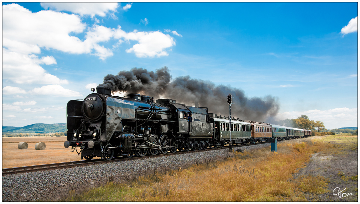 Die MAV Dampflok 424 247 fährt mit einem Sonderzug von Budapest, vorbei am Plattensee (Balaton) nach Tapolca. 
Tapolca 29.06.2019