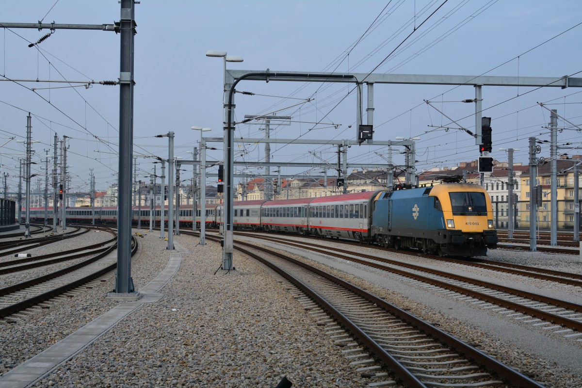 Die MAV Lok 470 003 kommt mit dem EN 234 von Roma Termini in den Wiener HBF gefahren am 5.2.2015.