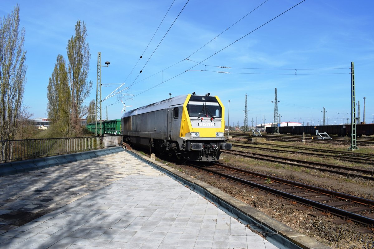 Die Maxima 30 CC hat am 16.04.2020 im alten Buckauer Rangierbahnhof einen Güterzug mit 4achsigen offenen Güterwagen abgeholt und fährt in Richtung Schönebeck.