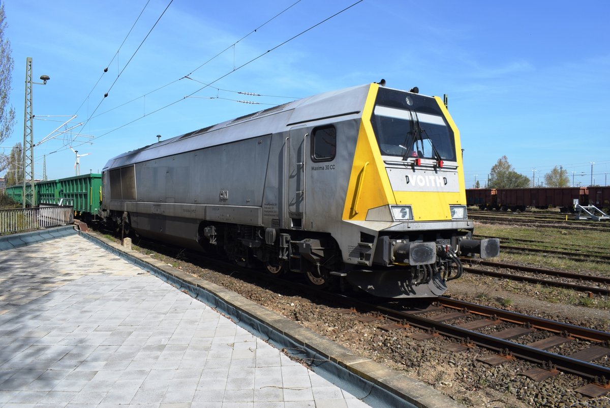 Die Maxima 30 CC verlässt am 16.04.2020 mit einem Leergüterzug den alten Buckauer Rangierbahnhof und fährt in Richtung Schönebeck.