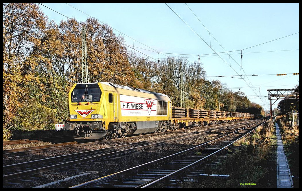Die Maxima der Firma Wiebe kam am 13.11.2017 um 10.37 Uhr mit einem langen mit Schwellen beladenen Bauzug in Richtung Münster fahrend durch den Bahnhof Natrup-Hagen.