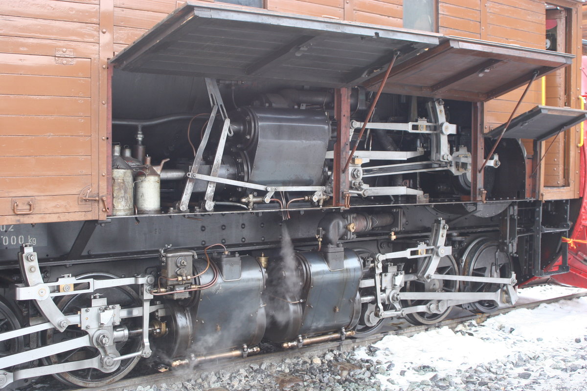 Die Mechanik der RhB Schneeschleuder Xrot d 9213 in Betrieb, diesmal Aufnahme von der hinteren Seite der Maschine. Aufgenommen anlässlich des Jubiläums  100 Jahre Chur - Arosa Bahn  im Jahr 2014 in Arosa.

Arosa, 14.12.2014