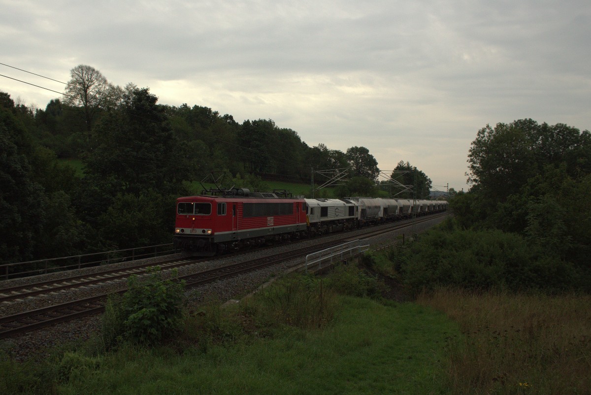 Die MEG 701 (155) zieht den Zementleerzug von Regensburg Ost nach Rüdersdorf am 03.09.2015. Aufgenommen bei kühlerem Herbstwetter in Liebau/Pöhl.