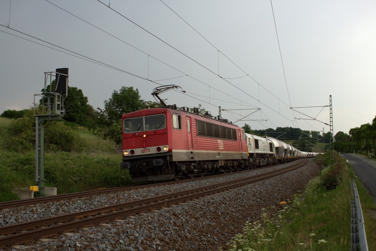 Die MEG 707 und die Class 247 042-5 ziehen den Zementleerzug nach Rüdersdorf. Bei der Aufnahme vom 13.06.2015 passieren sie das Signal bei Liebau/Pöhl.