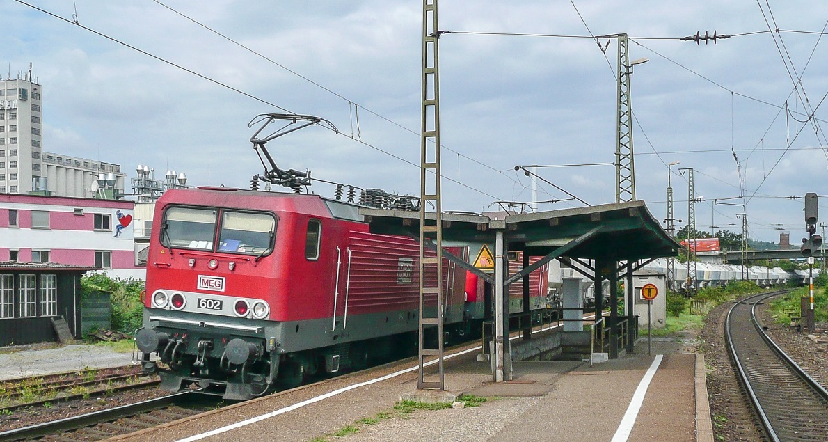 Die MEG-Lok 602 hieß bei der DB bis 2005  143 204-6 . Am 12.8.09 zog sie mit einer Schwestermaschine einen langen Güterzug südwärts durch Würzburg-Zell.
