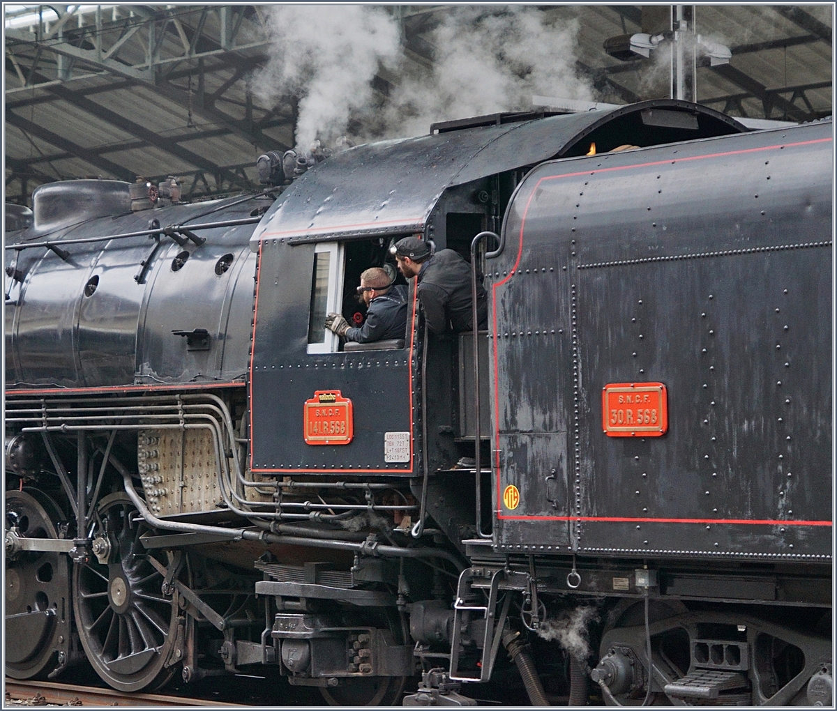 Die Meister bei ihrer doch sehr schmutzigen und Schweis treibenden Arbeit weit entfernt von jeder Romantik - und doch ist und bleibt der Dampfbetrieb äußerst faszinierend, wie das unübersehbare Interesse der zahlreichen herbeigeströmten Menschen zeigte.
In diesem Sinn ein großes MERCI an alle die vor und hinter den Kulissen mitwirken, damit auch heute noch eine solch eindrückliche Dampflokfahrt stattfindet 
Lausanne, den 24. Juni 2017
