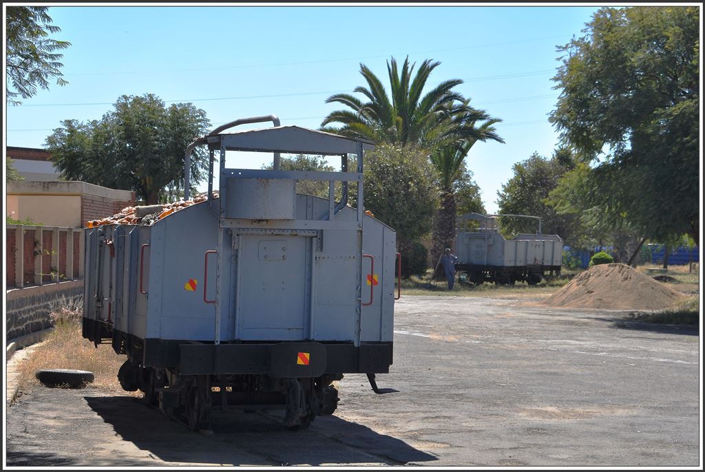 Die Mellotti Brauerei in Asmara produziert das Asmara-Bier und besass früher einen Gleisanschluss an der eingestellten Bahnlinie nach Keren. Als Erinnerung daran stehen zwei restaurierte Güterwagen auf dem weitläufigen Gelände der Brauerei. Heute besorgen Lastwagen die Transporte und die Gerste wird teilweise immer noch mit Pferdefuhrwerken angeliefert. (02.12.2014)