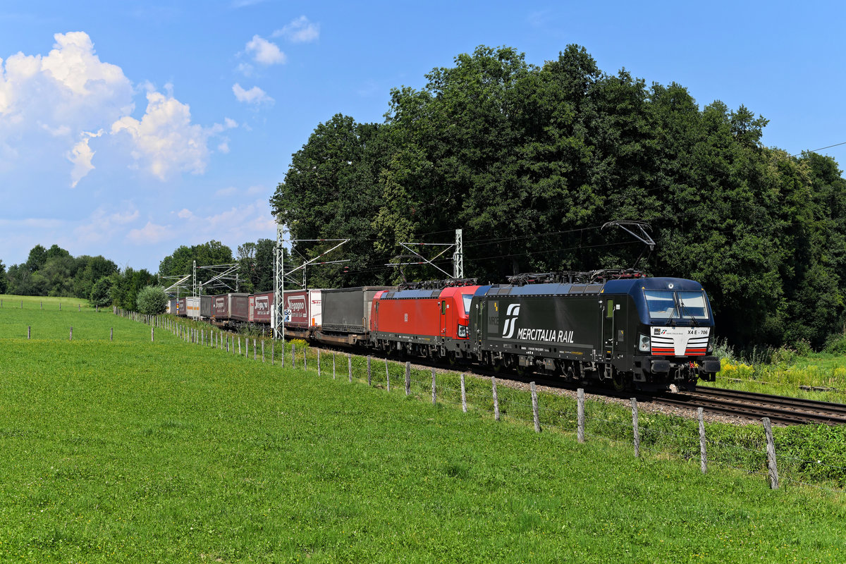 Die von Mercitalia Rail angemietete 193 706 und die 193 322 von DB Cargo brachten am 01. August 2020 den KTE 50231 von München Nord nach Verona Q.E.. Am Bahnübergang bei Vogl fuhr mir die deutsch-italienische Kooperation vor die Linse. 