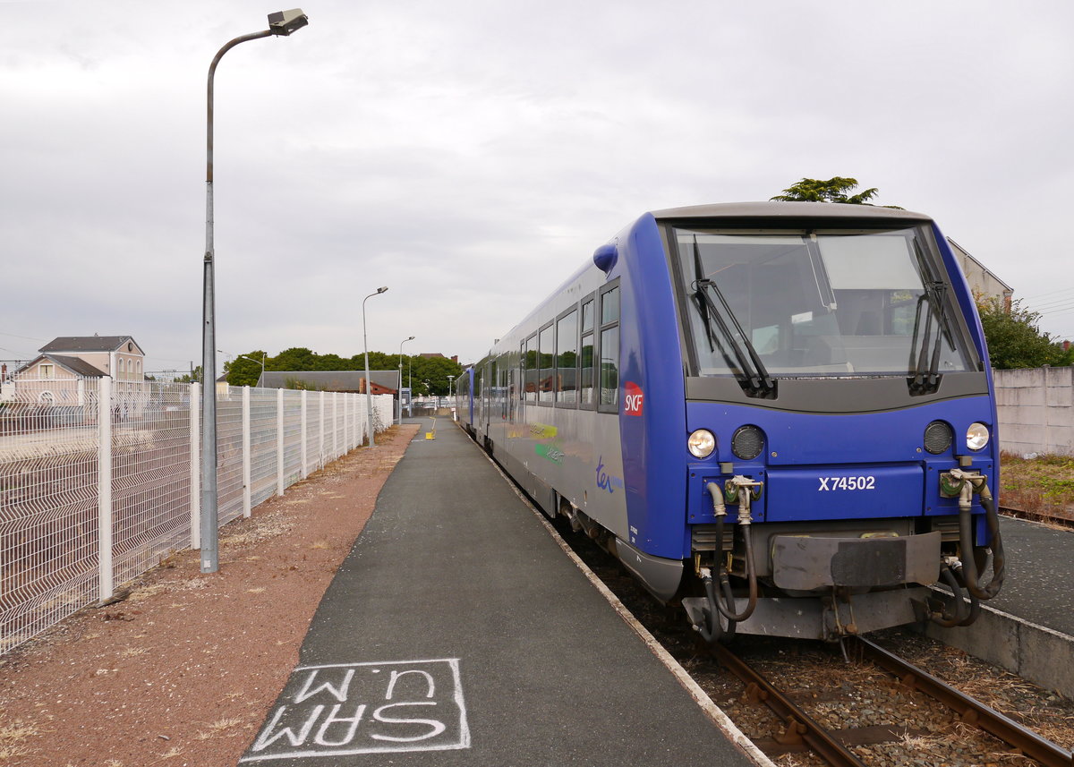 Die Meterspur-Dieseltriebzüge SNCF-X74502+X74505 fahren in Doppeltraktion als  TER61229 von Salbris(13:48) nach Romorantin(14:26).

Der zentrale Abschnitt der Meterspurstrecke der Chemin de fer du Blanc-Argent im Zentrum Frankreichs wird weiterhin betrieben. Die Betriebsführung hat die SNCF-Tochter Keolis. Zwischen Salbris (mit Übergang zum Normalspurnetz) über den Betriebsmittelpunkt Romorantin und Gièvres (auch hier Übergang zum Normalspurnetz) nach Valençay findet regelmäßiger Reisezugverkehr statt. 
Hinten links befindet sich der Bahnhof und davor die Normalspurstrecke.

2014-09-17 Salbris