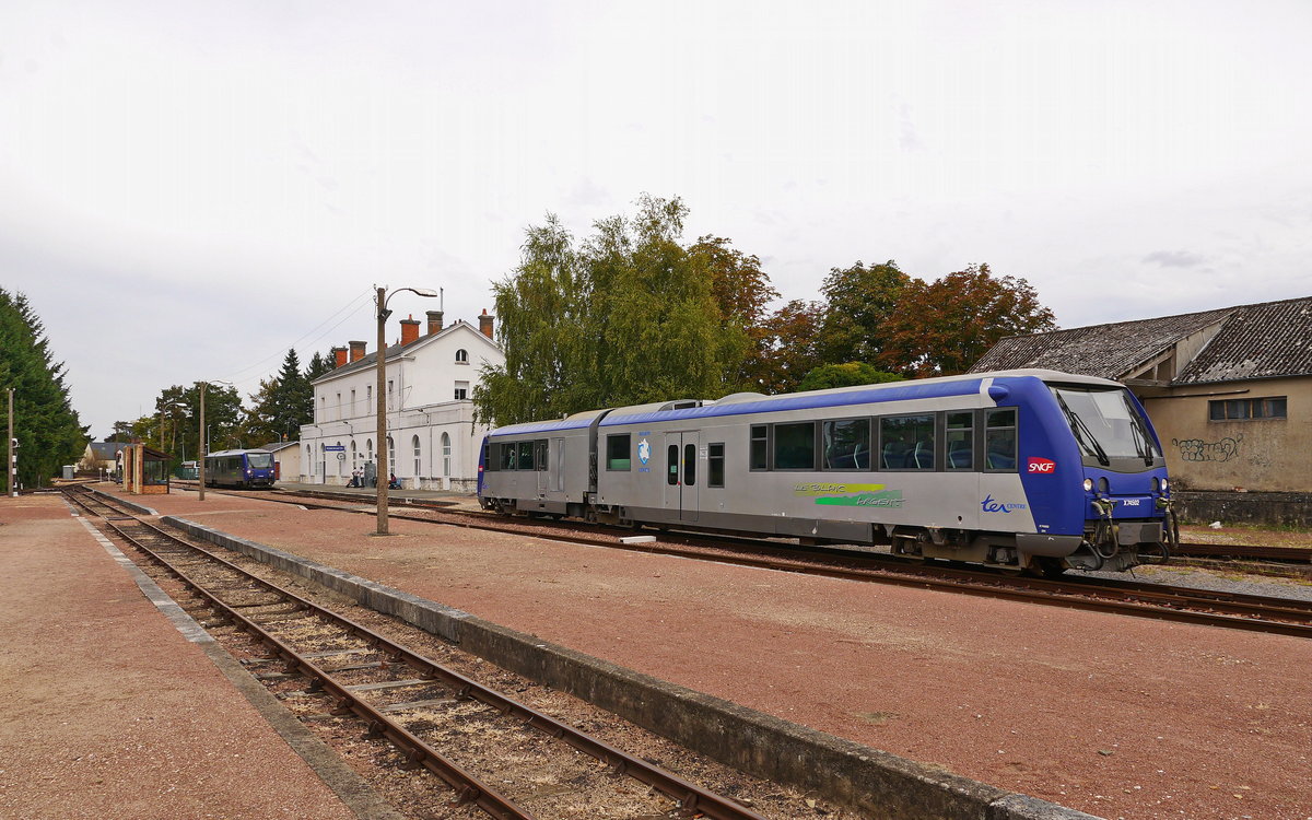 Die Meterspur-Dieseltriebzüge SNCF-X74505 und SNCF-X74502 beim Rangieren in Romorantin.
Der Bahnhof Romorantin Romorantin ist der Betriebsmittelpunkt der Meterspurstrecke der Chemin de fer du Blanc-Argent im Zentrum Frankreichs. Hier beginnen und enden die meisten Züge in beide Richtungen.  
2014-09-17 Romorantin