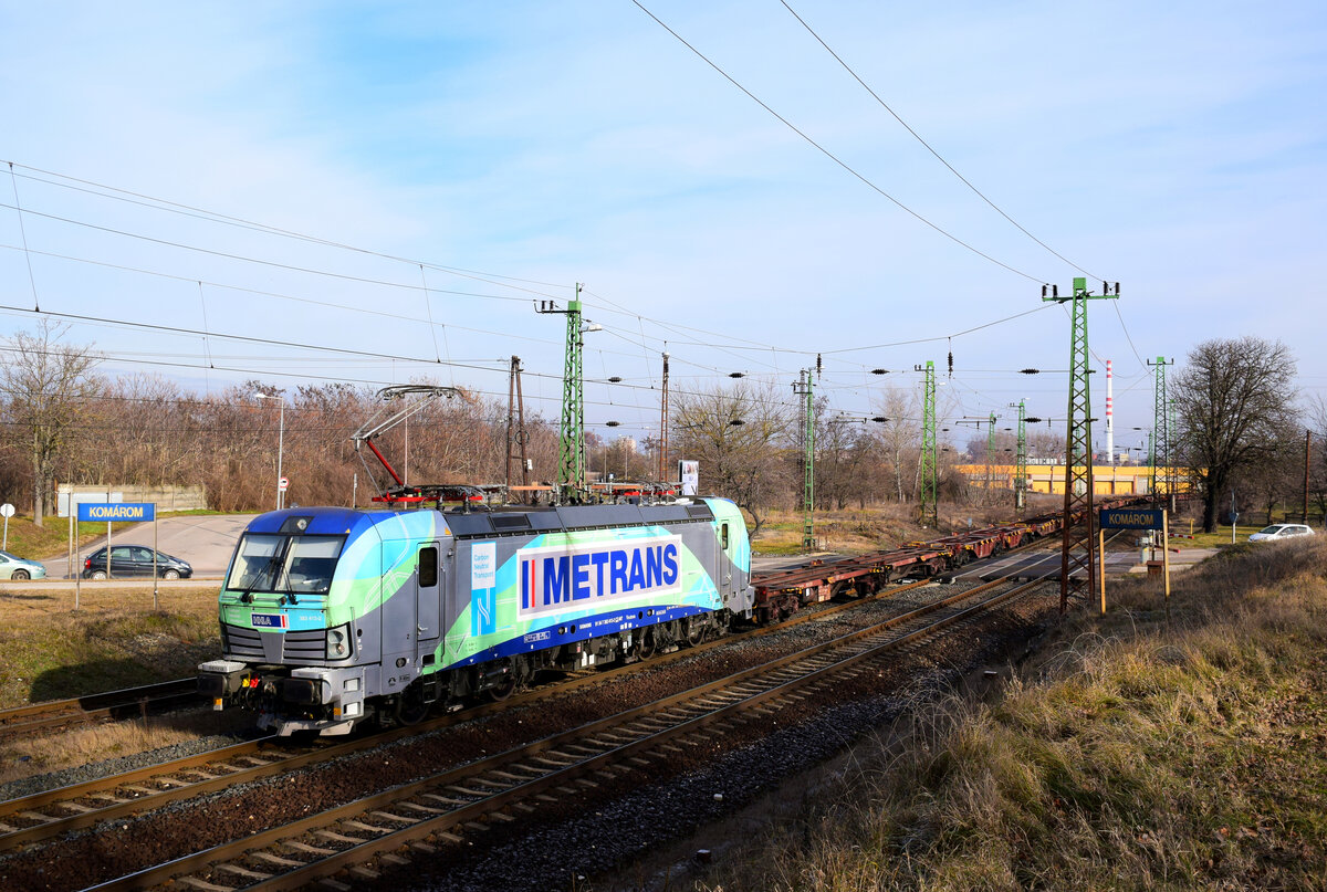 Die Metrans 383 413 mit einem Leercontainerzug von Komárom in Richtung Győr. 
Komárom, 08.01.2022.