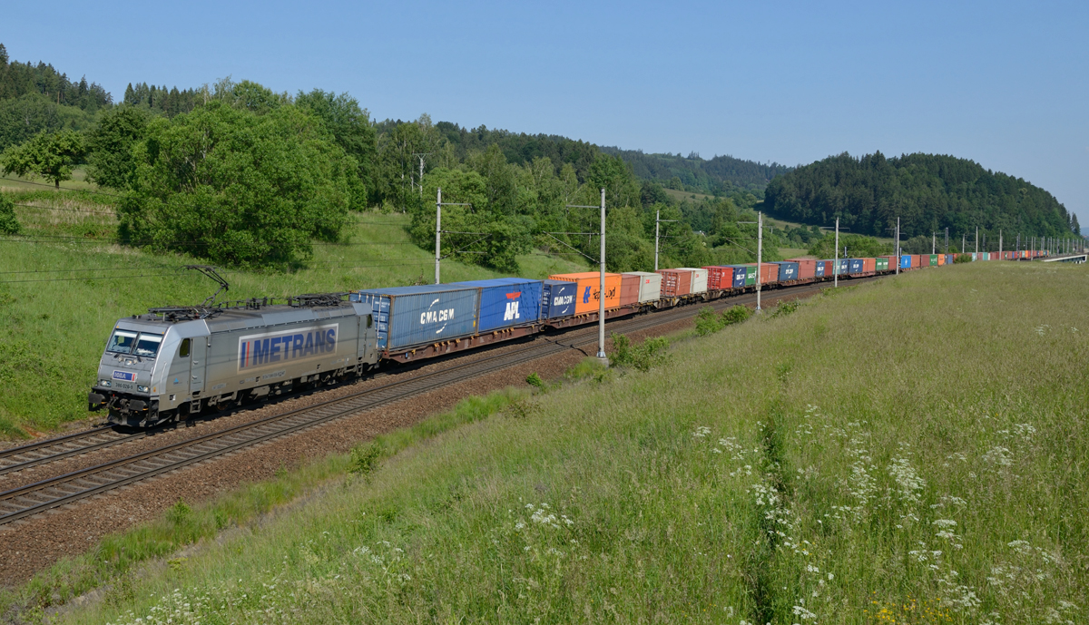 Die Metrans 386 021 brachte am frühen morgen des 26. Mai 2018 einen Containerzug zum Rail Hub Česká Třebová, und wurde von mir kurz vor dessen Eintreffen am Zielort fotografiert.
