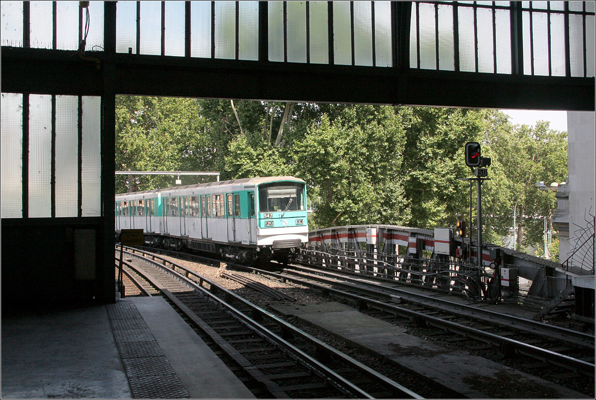 Die Metro im Gare d'Austerlitz - 

Blick auf die östliche Ausfahrt der Metrolinie 5 aus der Station Gare d'Austerlitz. Der Zug wird im Anschluss auf dem Viaduc d*Austerlitz die Seine überqueren.

18.07.2012 (M)
