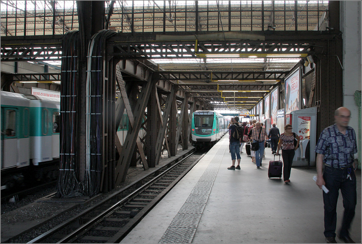 Die Metro im Gare d'Austerlitz - 

Ein moderner Metrozug der Baureihe MF 01 verlässt die Metrostation Gare d'Austerlitz in Richtung Place d'Italie.

18.07.2012 (M)
