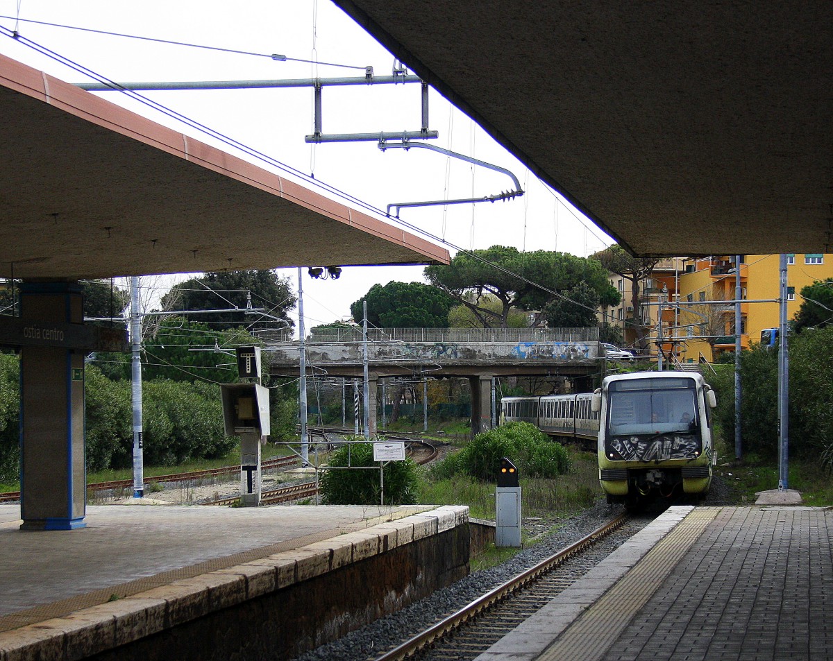 Die Metro nach Roma(I) und fährt in Lido-Centro ein.
Aufegenommen bei Regenwolken am Vormittag vom 27.12.2014.