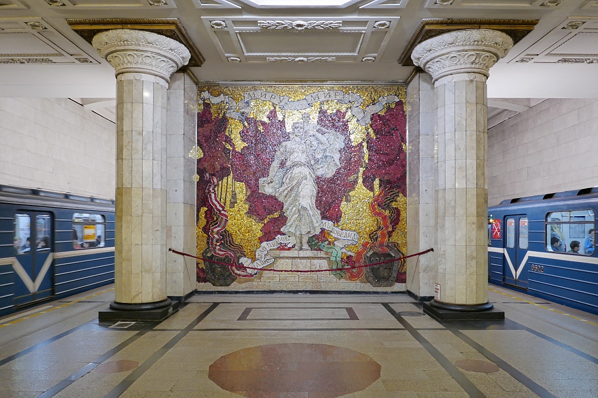 Die Metro-Station  Avtovo  der Linie 1 begeistert mit einem prächtigen Mosaik am Ende des Bahnsteigs, 16.09.2017