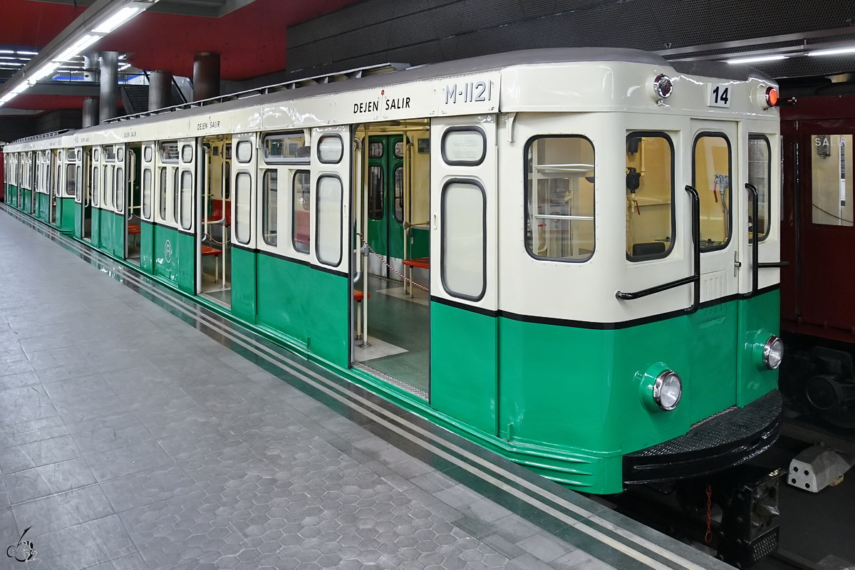 Die Metrotriebzugeinheit M-1121 / M-1122 wurde 1965 gebaut und ist Teil der Ausstellung im Bahnhof Madrid-Chamartin. (November 2022)