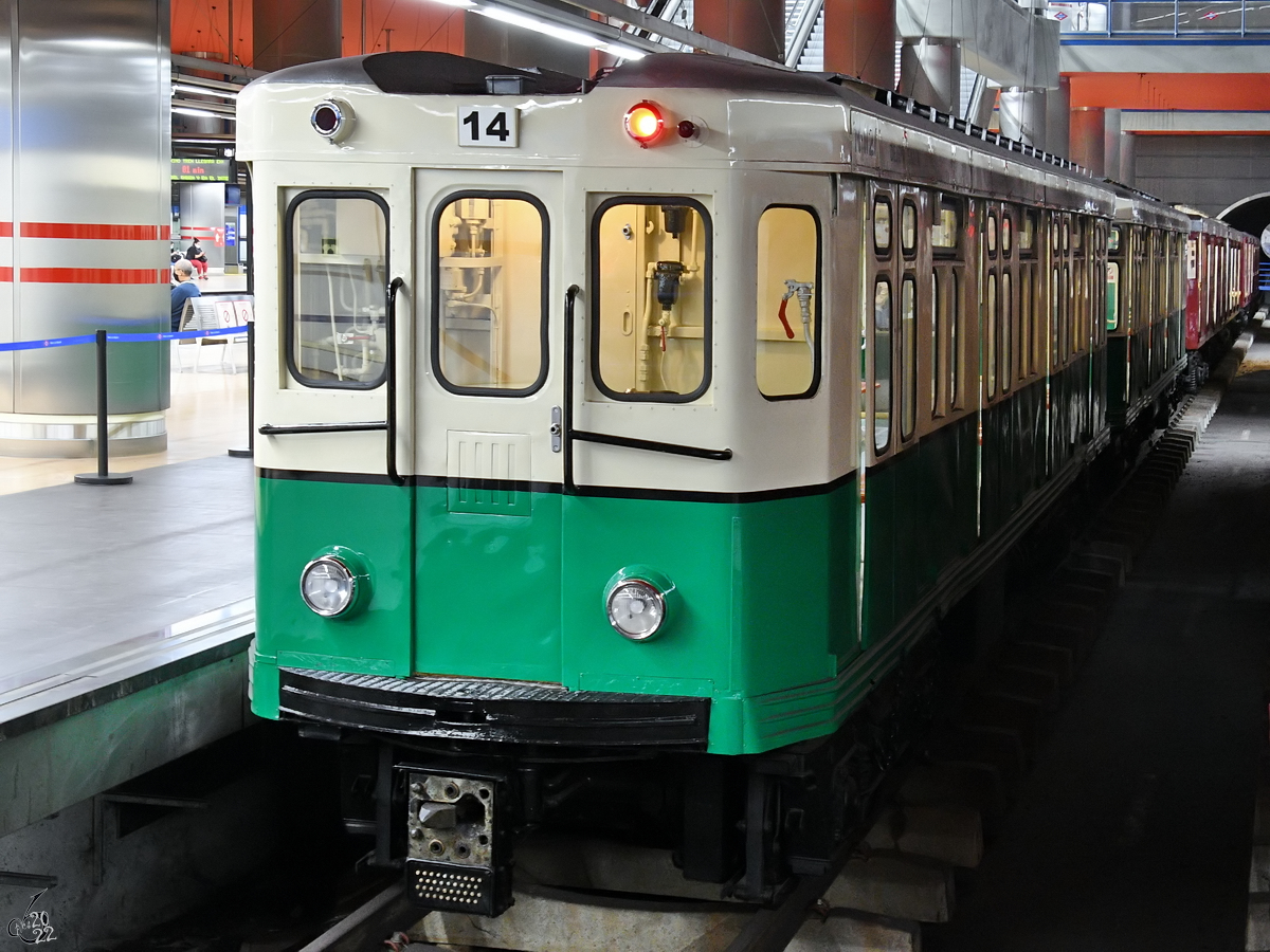 Die Metrotriebzugeinheit M-1121 / M-1122 wurde 1965 gebaut und ist Teil der Ausstellung im Bahnhof Madrid-Chamartin. (November 2022)