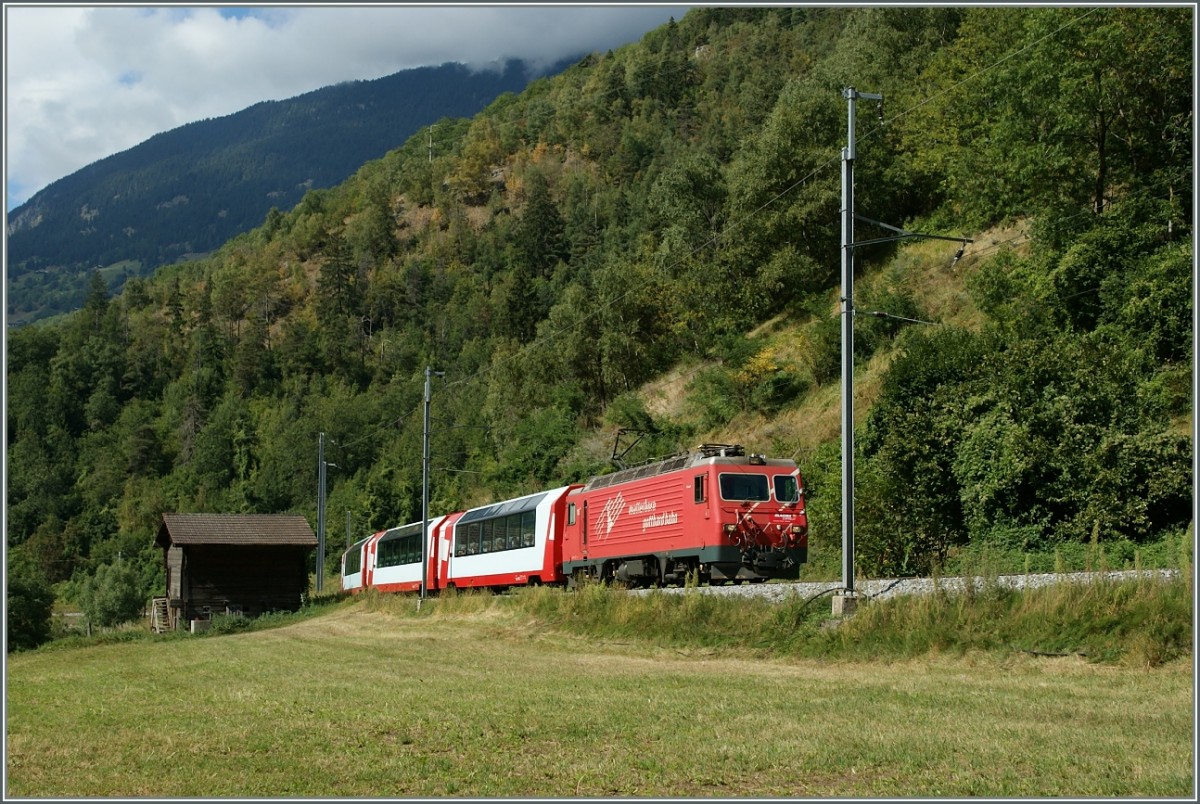 Die MGB HGe 4/4 107 mit dem Glacier Express 908 zwischen Mrel und Betten (Talstation)
10. Sept. 2013