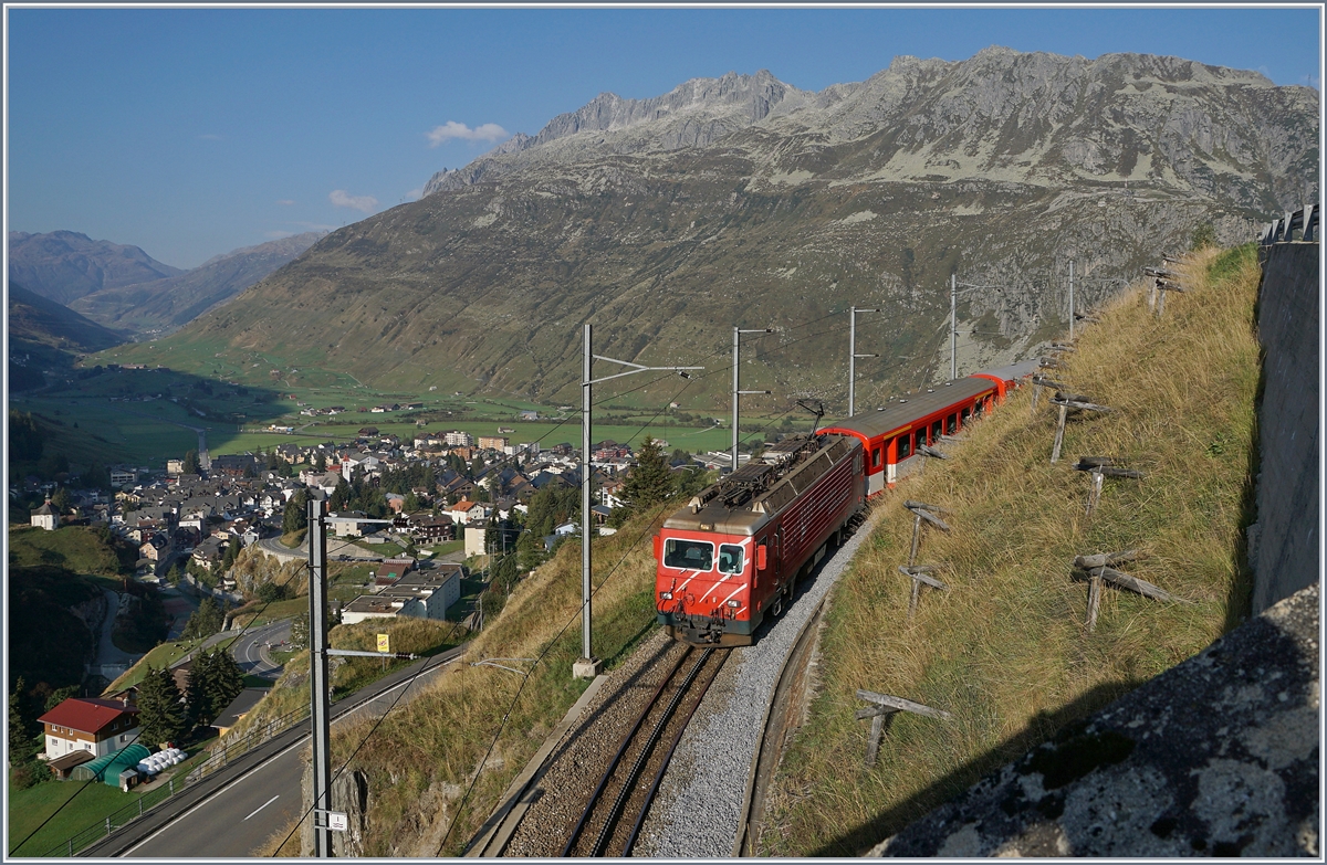 Die MGB HGe 4/4 II 108 ist mit ihrem Regionalzug 819 von Disentis kommend schon bald am Ziel ihrer Fahrt nach Andermatt, welches bereits zu erkennen ist. 

17. Sept. 2020