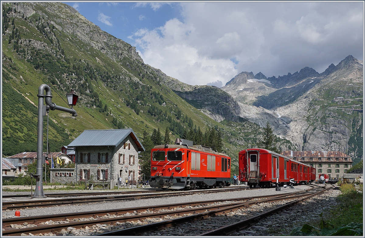 Die MGB HGm 4/4 61 rangiert in Gletsch um später den Dieselzug nach Oberwald zu bespannen. 

31. August 2019