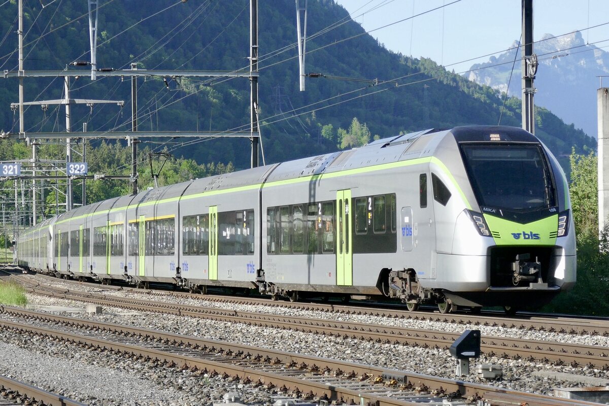 Die MIKA RABe 528 108 mit dem RABe 528 111  Chaux de Fonds  am 16.5.25 kurz vor dem Bahnhof Frutigen.