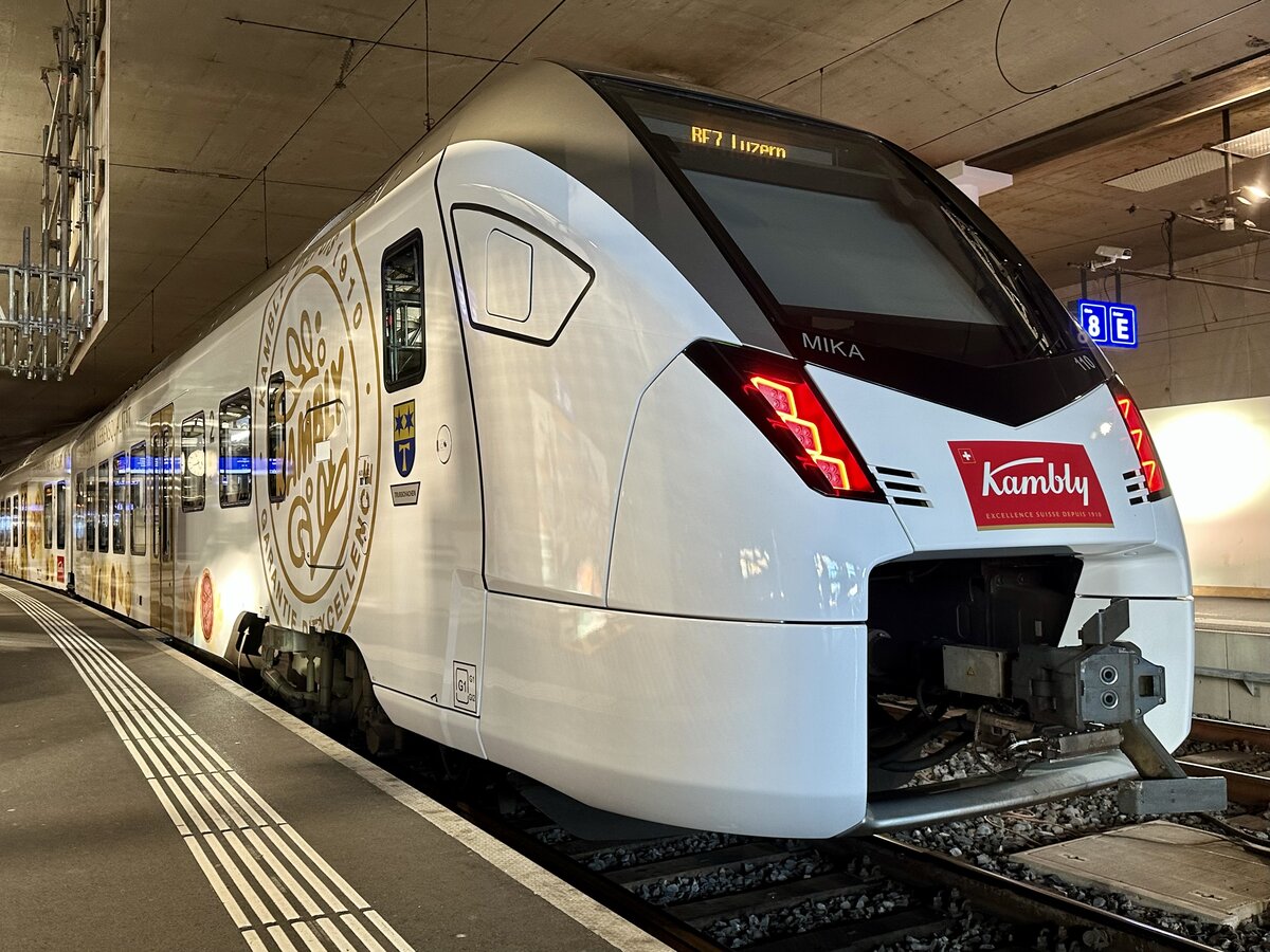 Die MIKA RABe 528 110 mit der neuen Kambly Vollwerbung am 16.12.24 im Bahnhof Bern.